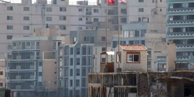 Menschen spazieren am Strand in der verlassenen Küstensiedlung Varosha (Archivbild). Foto: Katia Christodoulou/EPA/dpa Menschen spazieren am Strand in der verlassenen Küstensiedlung Varosha (Archivbild). Foto: Katia Christodoulou/EPA/dpa