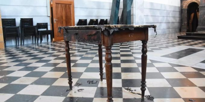 Eine unbekannte Täterschaft hat in der katholischen Kirche in Gossau mehrere Gegenstände angezündet.