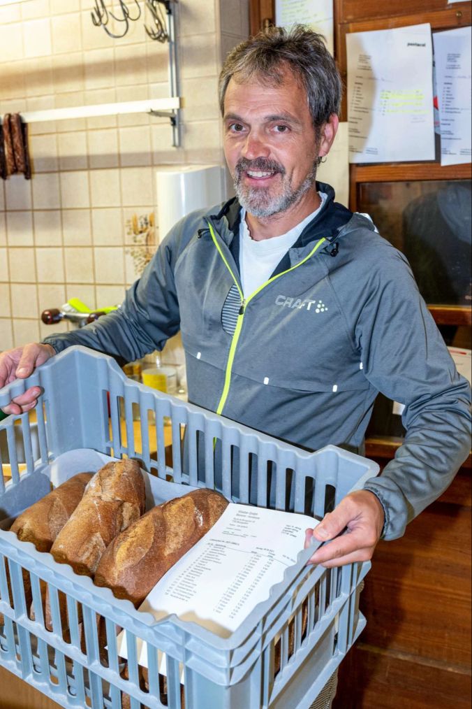 Dominik Waeber liefert das frisch gebackene Brot.