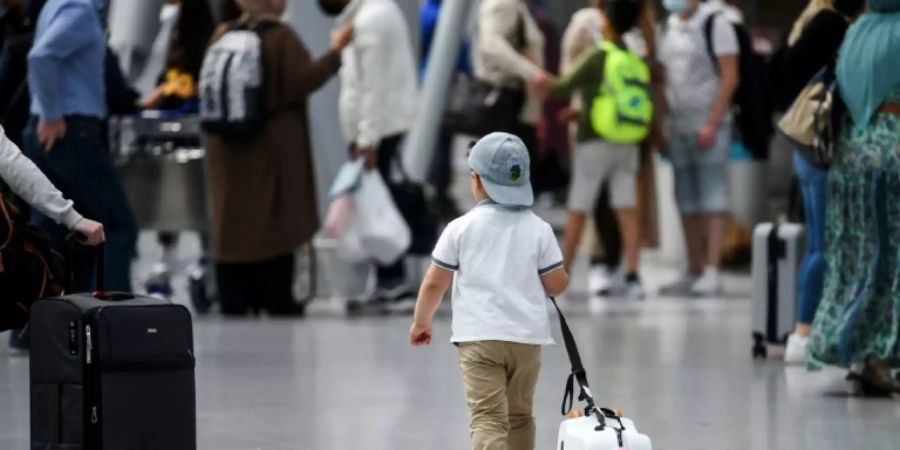 Junge auf dem Flughafen Düsseldorf