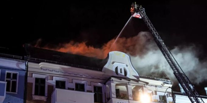 Die Berliner Feuerwehr löscht das Feuer in einem Wohngebäude an der Prenzlauer Promenade in Berlin-Pankow. Foto: Fabian Sommer/dpa Die Berliner Feuerwehr löscht das Feuer in einem Wohngebäude an der Prenzlauer Promenade in Berlin-Pankow. Foto: Fabian Sommer/dpa
