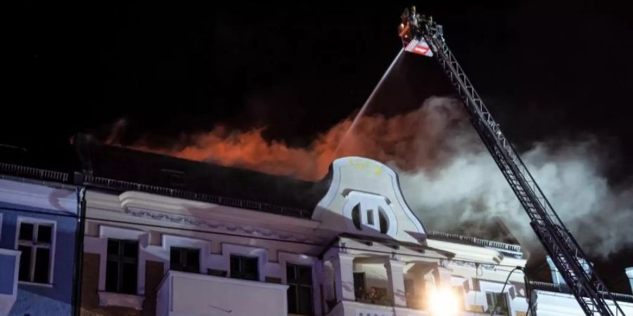Die Berliner Feuerwehr löscht das Feuer in einem Wohngebäude an der Prenzlauer Promenade in Berlin-Pankow. Foto: Fabian Sommer/dpa