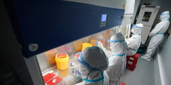 Mitarbeiter arbeiten in einem temporären Labor für Nukleinsäure-Tests im Nanjing-Bahnhof in der Hauptstadt der ostchinesischen Provinz Jiangsu. Foto: Ji Chunpeng/XinHua/dpa Mitarbeiter arbeiten in einem temporären Labor für Nukleinsäure-Tests im Nanjing-Bahnhof in der Hauptstadt der ostchinesischen Provinz Jiangsu. Foto: Ji Chunpeng/XinHua/dpa