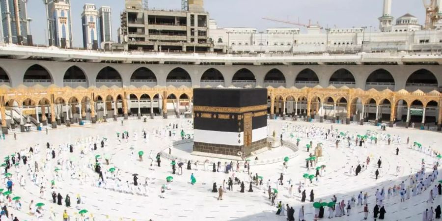 Gläubige umrunden die Kaaba in der Grossen Moschee mit Sicherheitsabstand. Foto: Hassan Alfahimi/Saudi Ministry of Media/dpa