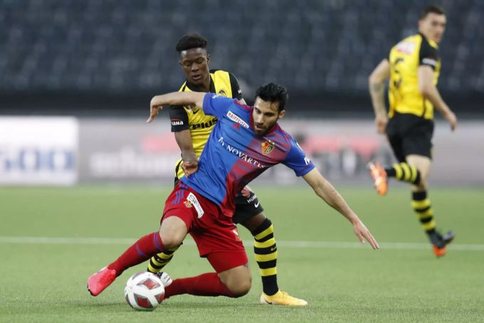 Basels Eray Cömert im Zweikampf mit YBs Felix Mambimbi. Super league