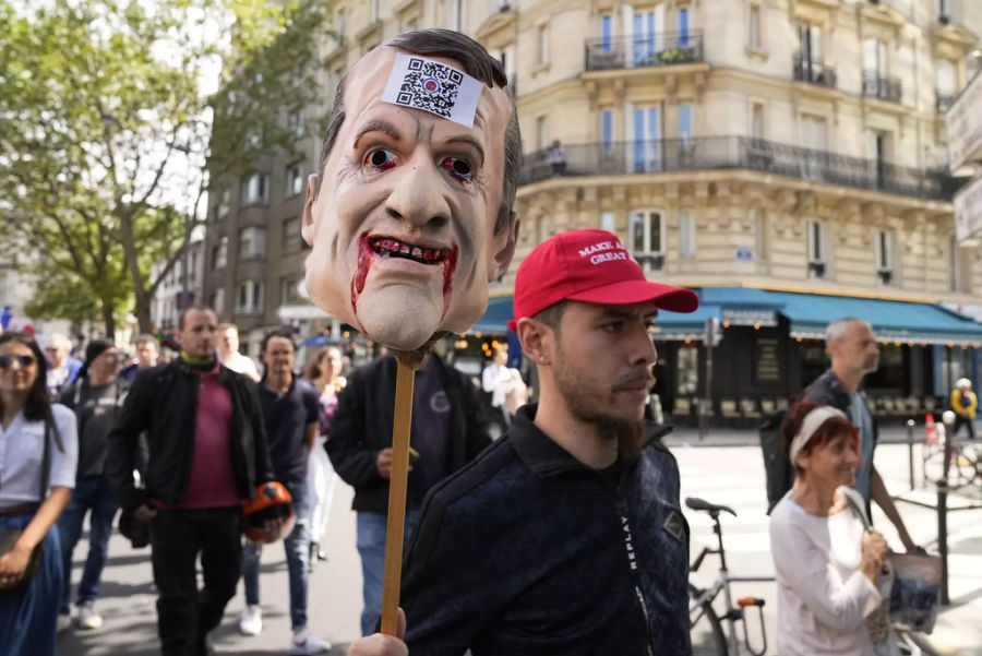 Doch auch Staatschef Macron war Ziel der Demonstranten.