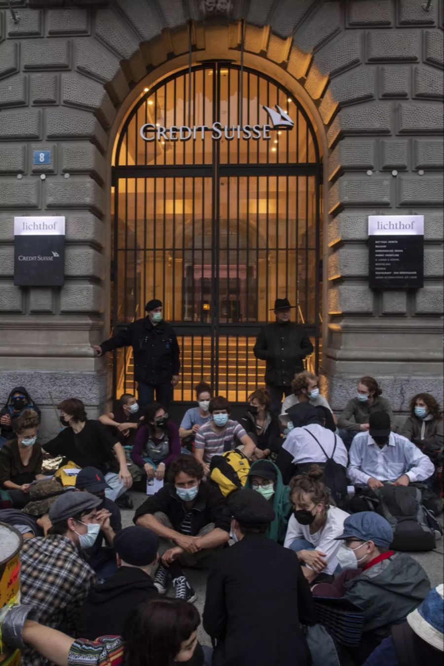 Menschen der Bewegung «Rise Up for Change» vor dem Hauptsitz der Credit Suisse.