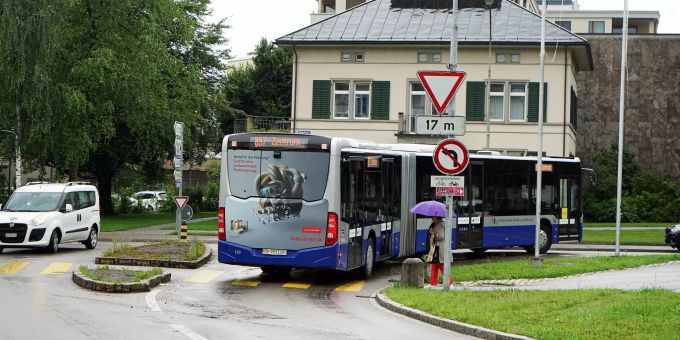 VZO-Busse der Linie 857 dürfen ab dem 10. August 2021 an der Kreuzung Bachtel- /Bahnhofstrasse links abbiegen