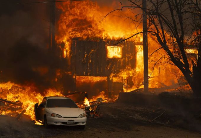 Ein Haus in Greenville, Kalifornien, brennt vollständig aus. Im Bundesstaat weitet sich das «Dixie Fire» gefährlich schnell aus. brand kalifornien