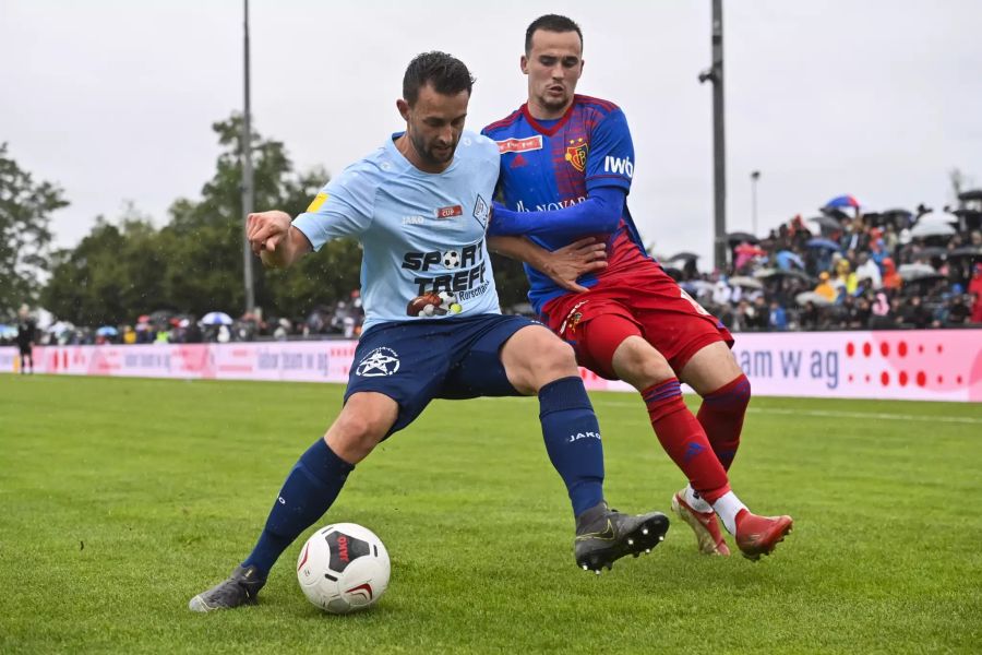 Rorschachs Yves Baumann (L.) gegen Liam Millar (r.) vom FC Basel.