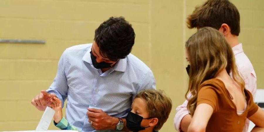 Premier Justin Trudeau mit seinen Kindern bei der Stimmabgabe in Montreal. Foto: Sean Kilpatrick/The Canadian Press via ZUMA/dpa