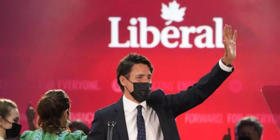 Justin Trudeau (M), Premierminister von Kanada und Parteivorsitzender der Liberalen Partei, begrüsst seine Anhänger vor seiner Rede in der Wahlkampfzentrale der Partei. Foto: Paul Chiasson/The Canadian Press/AP/dpa