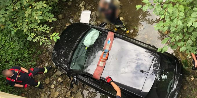 Die Feuerwehr wurde hinzugezogen, um das Ölleck einzudämmen. Kantonspolizei Freiburg