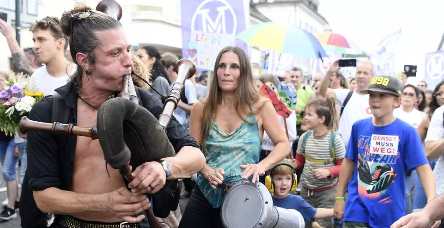 Mit Fahnen und Plakaten ziehen die über 1000 Corona-Demonstranten durch Uster ZH.