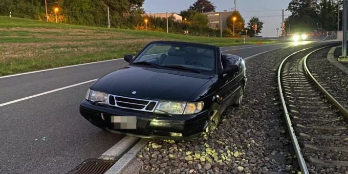 Ein junger Automobilist verlor in Zufikon die Herrschaft über seinen Wagen. zufikon ag