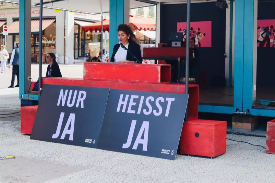 Grünen-Nationalrätin Sibel Arslan spricht auf dem Waisenhausplatz.