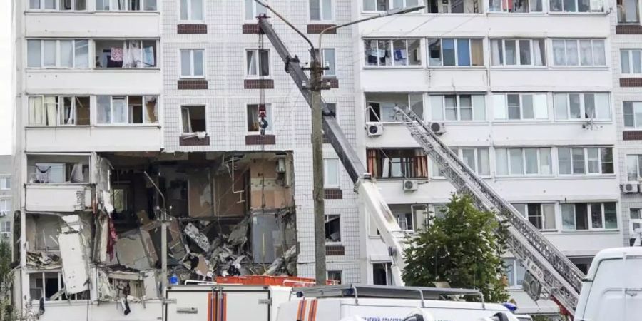 Rettungskräfte am Ort der Gasexplosion in Noginsk. Foto: Maxim Marmur/AP/dpa