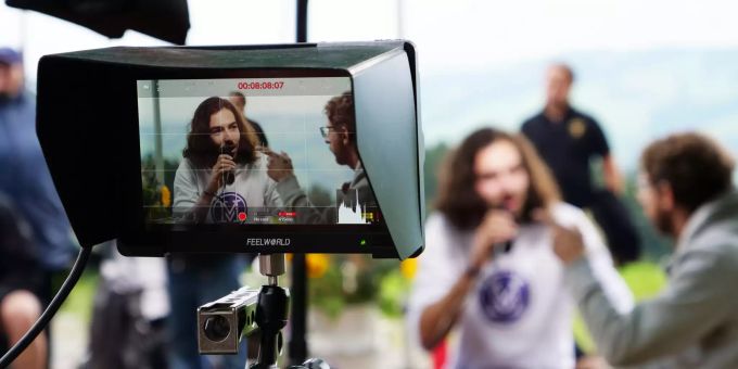 Nicolas A. Rimoldi, links, und Gunnar Kaiser, Coronakritiker, diskutieren bei einem Anlass von Coronaskeptikern auf der Alp Oberbaechen oberhalb von Ebnat-Kappel, am Donnerstag, 26. August 2021. (KEYSTONE/Laura Zimmermann) Rimoldi