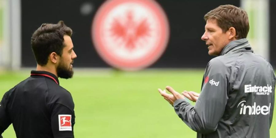 Eintracht-Trainer Oliver Glasner (r) im Gespräch mit Amin Younes. Foto: Arne Dedert/dpa