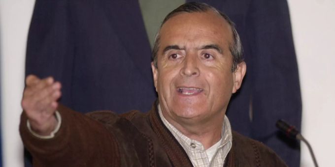 Der inhaftierte Ex-Spionagechef Vladimiro Montesinos zeigt auf die Presse und schreit während einer Anhörung des Untersuchungsausschusses des Kongresses in einem Hochsicherheitsgefängnis der Marine in Callao, außerhalb von Lima, in diesem Bild vom 3. September 2001. Vladimiro Montesinos