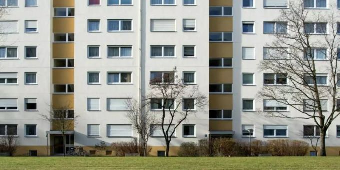 Die Zahl der Sozialwohnungen schrumpft bislang unaufhaltsam. 1990 gab es in Deutschland noch etwa 3 Millionen Sozialwohnungen, Ende 2020 nur noch 1,1 Millionen. Foto: picture alliance / dpa Die Zahl der Sozialwohnungen schrumpft bislang unaufhaltsam. 1990 gab es in Deutschland noch etwa 3 Millionen Sozialwohnungen, Ende 2020 nur noch 1,1 Millionen. Foto: picture alliance / dpa