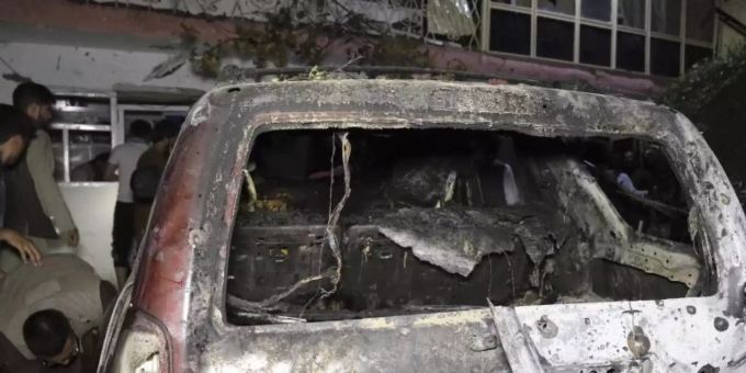 Personen betrachten ein ausgebranntes Fahrzeug in Kabul, das bei dem Drohnenangriff ins Visier genommen wurde. Drohnenschlag