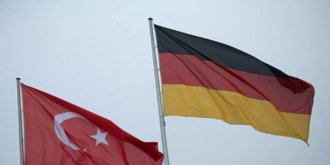 Türkische und deutsche Flagge Türkische und deutsche Flagge