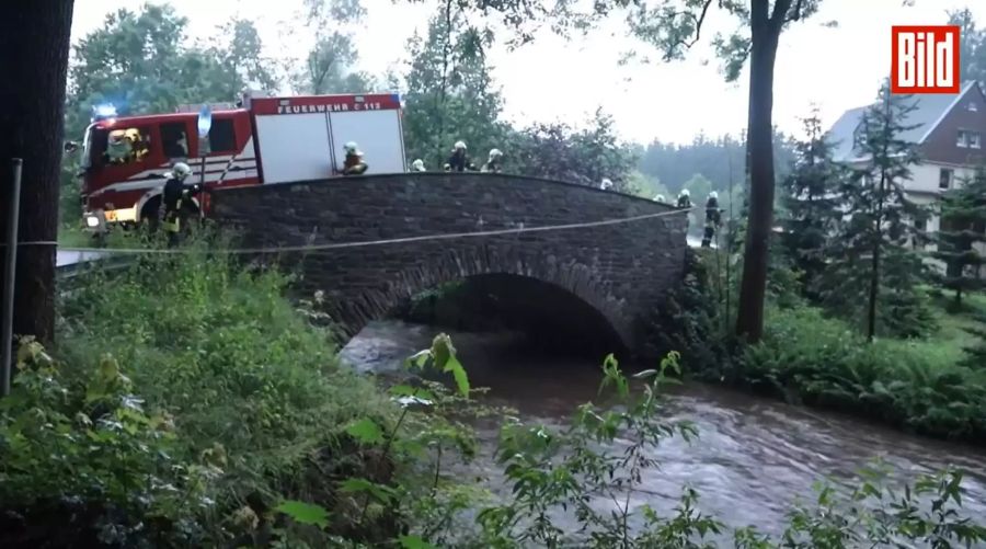 Der Polizist wurde von den Wassermassen des Dorfbachs mitgerissen.