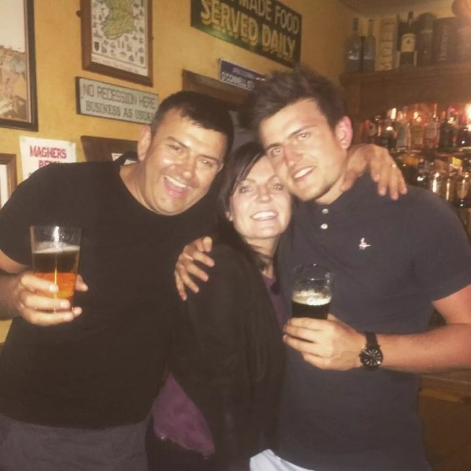 Harry Maguire zusammen mit seinem Vater Alan und seiner Mutter Zoe. Harry Maguire