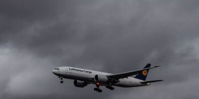Von den gestrichenen Cargo-Flügen bei der Lufthansa sind vor allem Verbindungen nach Asien seien betroffen. Foto: Boris Roessler/dpa Von den gestrichenen Cargo-Flügen bei der Lufthansa sind vor allem Verbindungen nach Asien seien betroffen. Foto: Boris Roessler/dpa