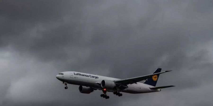 Von den gestrichenen Cargo-Flügen bei der Lufthansa sind vor allem Verbindungen nach Asien seien betroffen. Foto: Boris Roessler/dpa