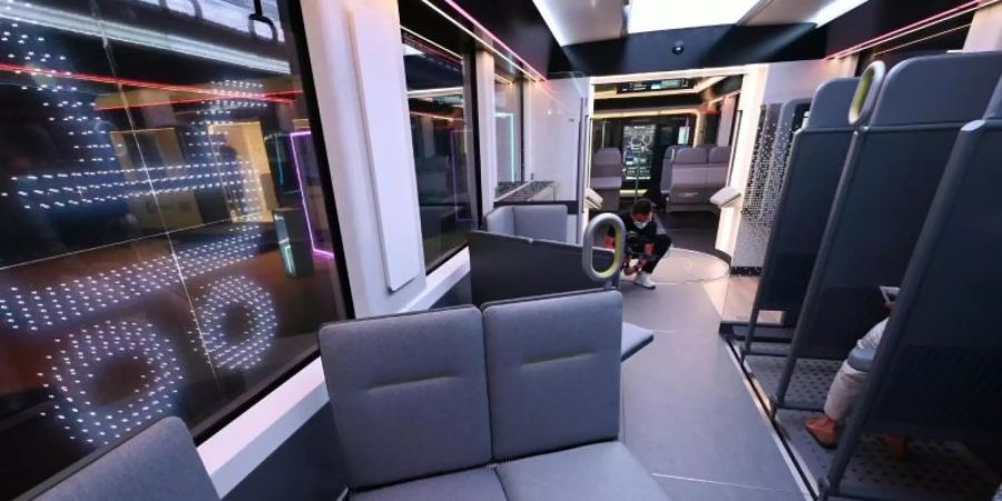 Im IdeenzugCity der DB Regio gibt es automatisch anpassbare Sitz- und Stehlandschaften. Das S-Bahn-Modell zeigt auf, wie sich Bahnfahren in den Metropolregionen Deutschlands in den nächsten Jahren anfühlen könnte. Foto: Arne Dedert/dpa