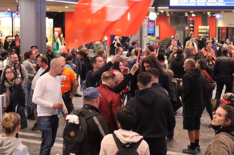 Massvoll hatte vor wenigen Tagen die Corona-Demo abgesagt, trotzdem waren am Donnerstag 500 bis 1000 Demonstranten aufgekreuzt.