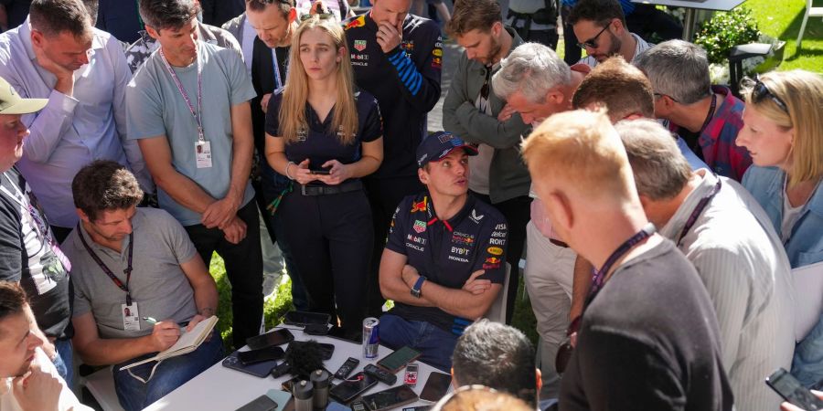 Max Verstappen bei einem Interviewtermin in Melbourne.