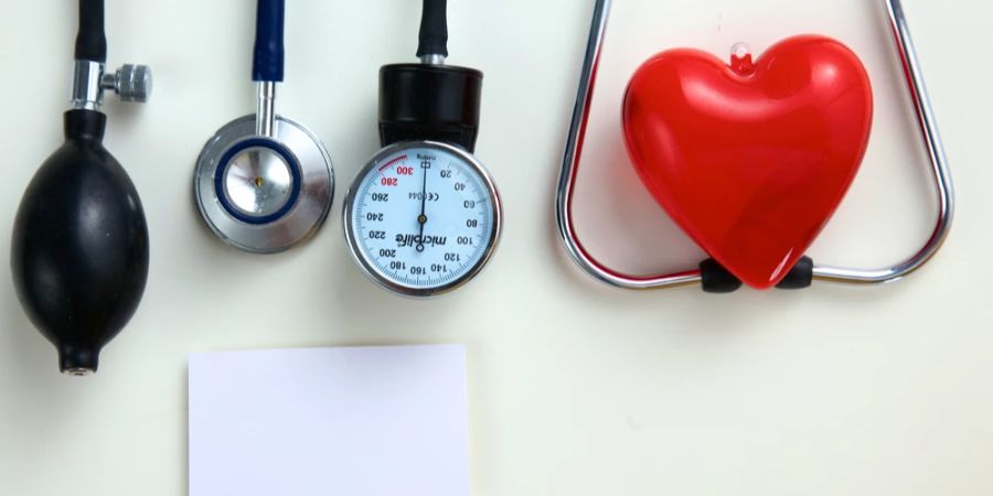 Blutdruckmessgerät retro Herz Stetoskop