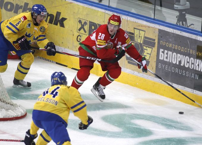 Konstantin Kolzow im Einsatz für Belarus gegen Schweden im Jahr 2012. Konstantin Kolzow Belarus Eishockey