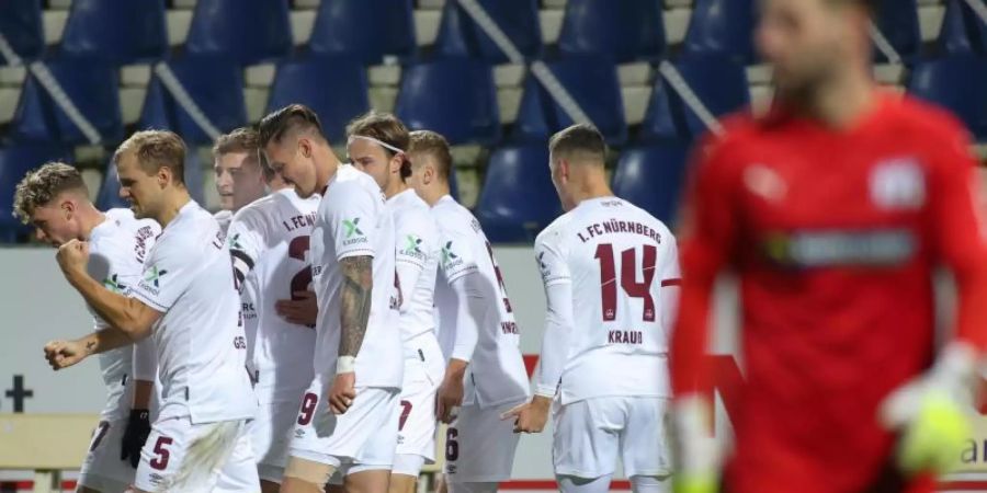 Die Spieler vom 1. FC Nürnberg feiern einen weiteren Treffer im Spiel beim VfL Osnabrück. Foto: Friso Gentsch/dpa
