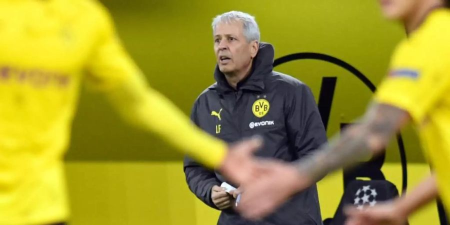 Erwägt nach dem Ausfall von Mats Hummels eine Rückkehr zur Dreierkette in der Abwehr: BVB-Trainer Lucien Favre. Foto: Bernd Thissen/dpa