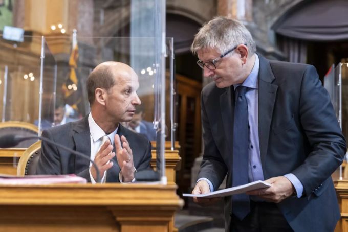 Beat Rieder, CVP-VS, links, diskutiert mit Charles Juillard, CVP-JU, an der Herbstsession der Eidgenoessischen Räte, am Donnerstag, 10. September 2020 im Ständerat in Bern. Charles Juillard