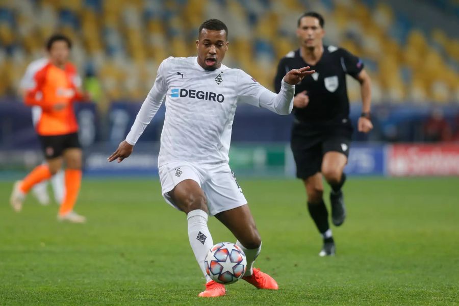 Alassane Pléa gelingt ein absolutes Traumtor.