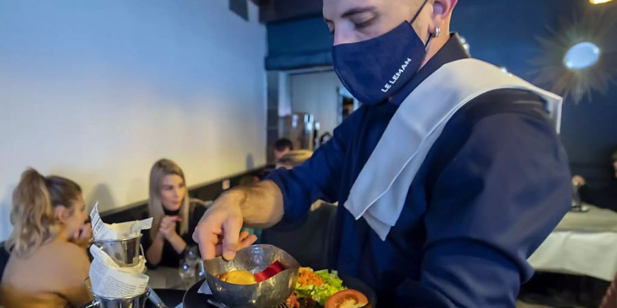 Auch im Wallis müssen Restaurants, Cafés und Bars ab Freitag um 22 Uhr ganz schliessen. (Archivbild)