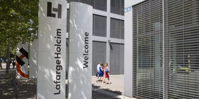 Das Logo des Zementherstellers Lafarge Holcim an seinem Hauptsitz. Lafarge Holcim Greenpeace