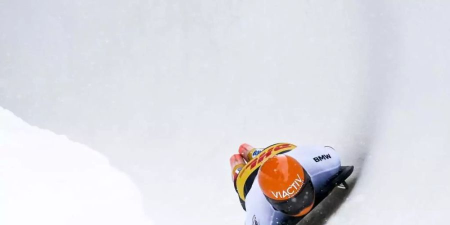 Skeletonpilot Alexander Gassner rast durch den Natureiskanal in St. Moritz. Foto: Gian Ehrenzeller/KEYSTONE/dpa