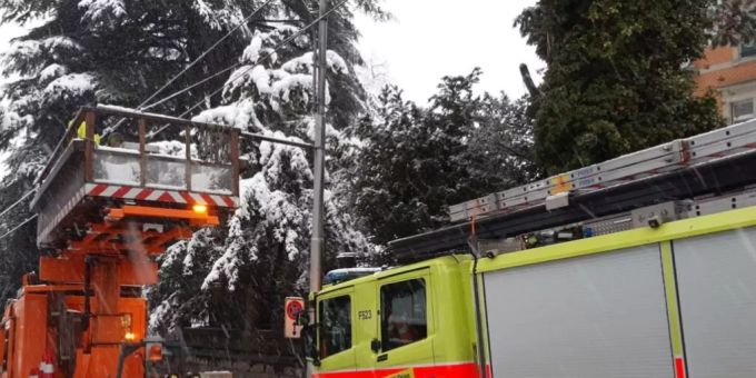 Die Feuerwehren im Kanton Zürich zählten 2500 Einsätze wegen des starken Schneefalls. Teils war schweres Gerät notwendig. Schnee Zürich