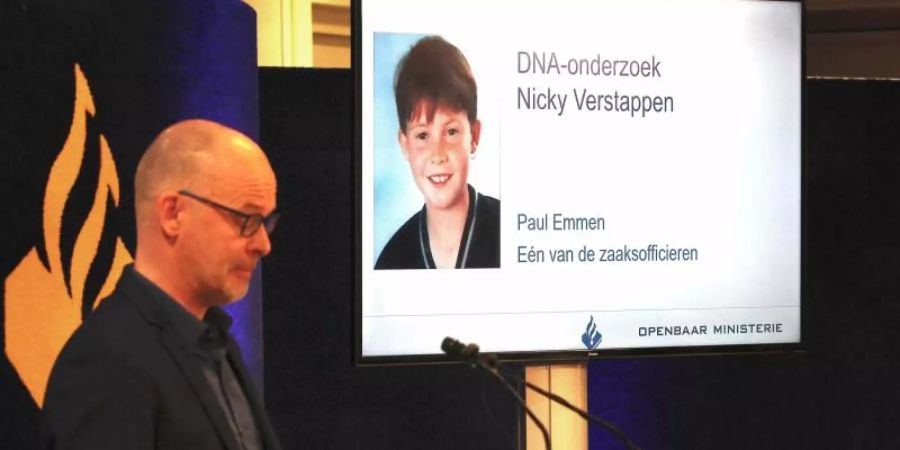 Joep Pattijn von der Polizei in Limburg spricht vor dem Bild des elfjährigen Nicky Verstappen. Foto: Ralf Roeger/dpa