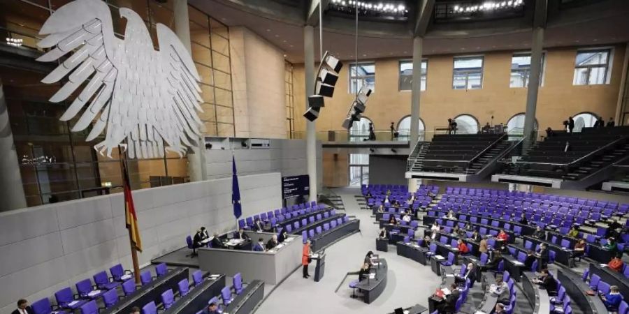 Anja Karliczek (CDU), Bundesministerin für Bildung und Forschung, spricht im Plenum im Bundestag. Auf der Tagesordnung stehen unter anderem die Verabschiedung des Gesetzes zum künftigen Umgang mit den Stasi-Akten. Foto: Michael Kappeler/dpa