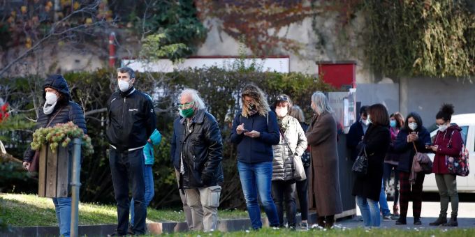 Menschen stehen vor einer COVID-19-Schnelltestanlage. Südtirol will mit einem dreitägigen Massentest die Corona-Welle schneller brechen. Südtirol