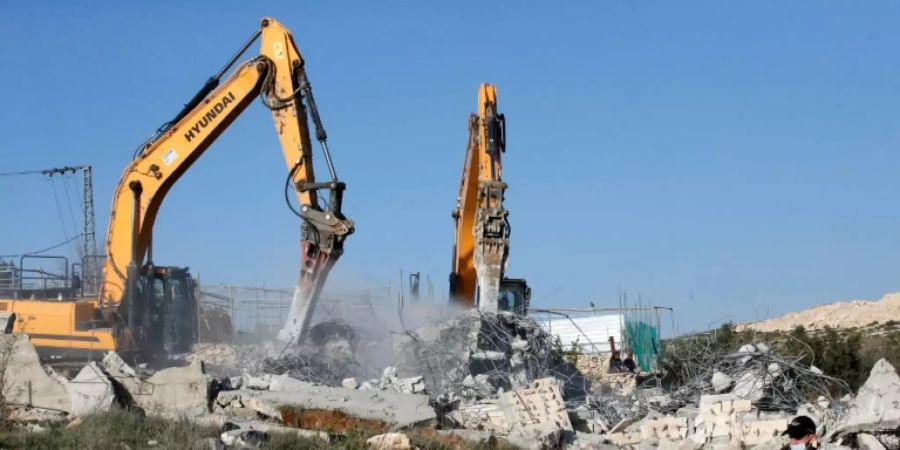 Bagger machen das Dorf dem Ersboden gleich