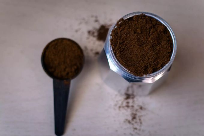 Gerüche werden vom Kaffeesatz sehr gut aufgenommen. Kaffeesatz.