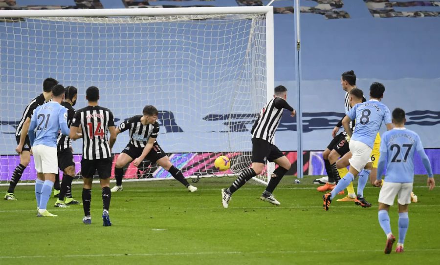 Nach 15 Minuten kann Fabian Schär (r.) dem Ball nur noch nachsehen.